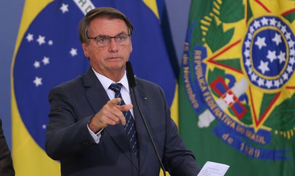 Brasil pode rebaixar pandemia de covid-19 para endemia, diz Bolsonaro