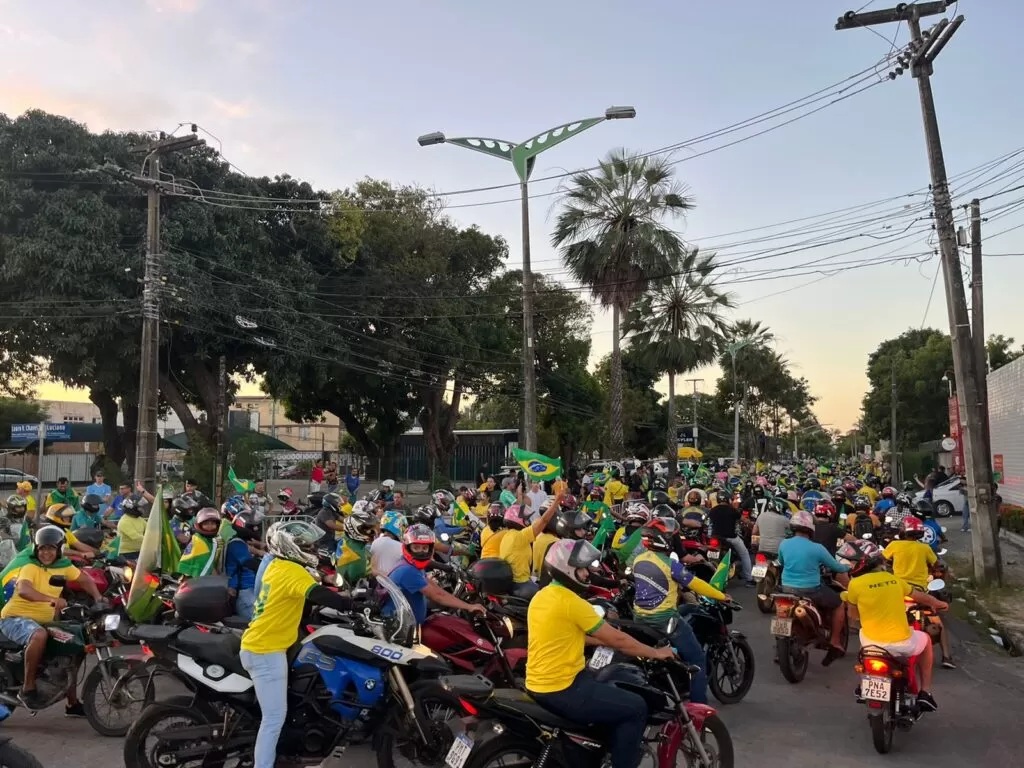 Presidente Bolsonaro transita sem capacete nas ruas de Fortaleza em motociata realizada neste sábado