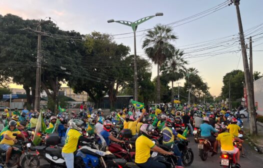 Presidente Bolsonaro transita sem capacete nas ruas de Fortaleza em motociata realizada neste sábado