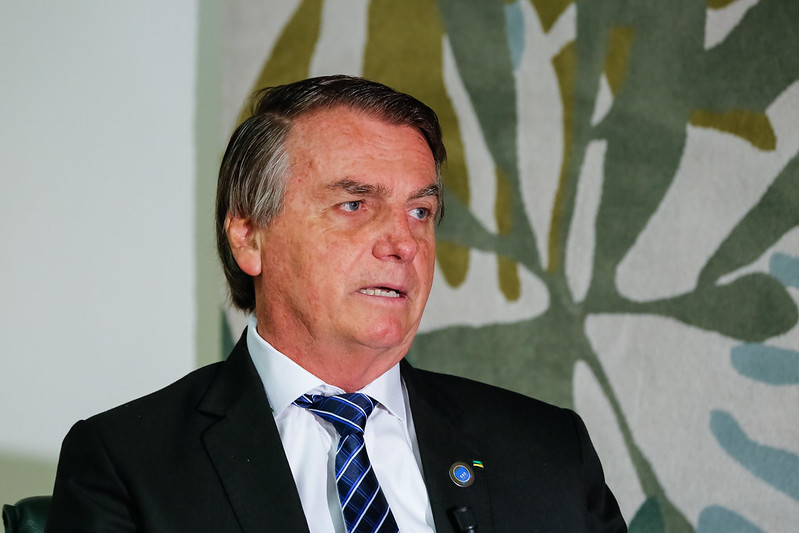 Bolsonaro quer discutir preço dos combustíveis na volta ao Brasil