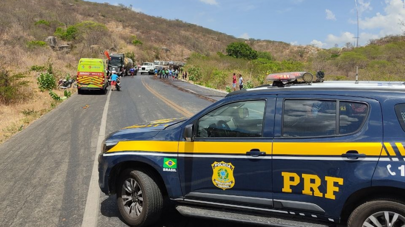 Carreta carregada de óleo tomba e interdita trecho da BR 222, próximo a Itapajé