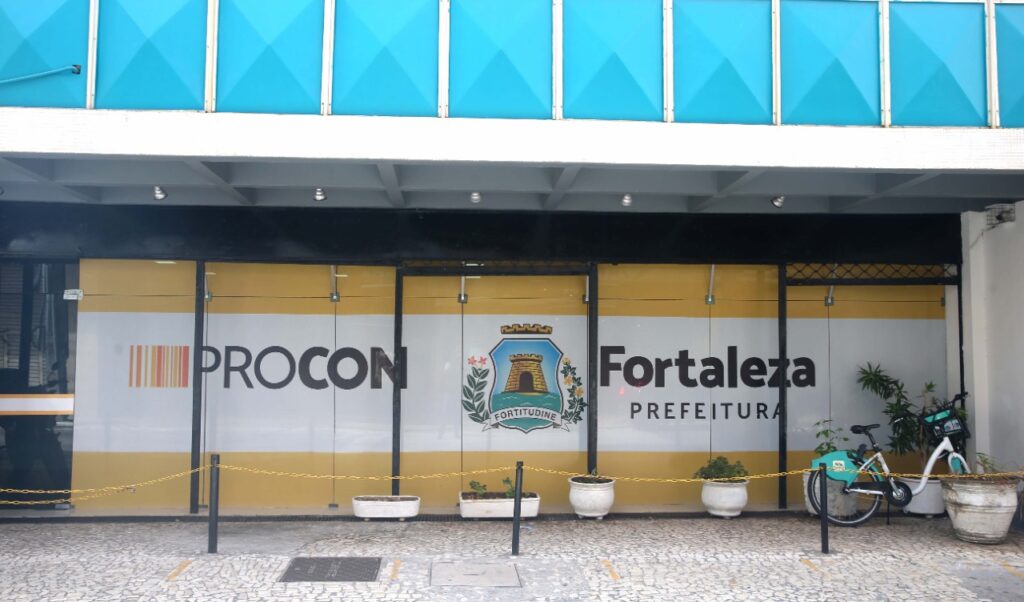 Procon Fortaleza multa fabricantes de celular em R$ 25,9 milhões por venda sem carregador
