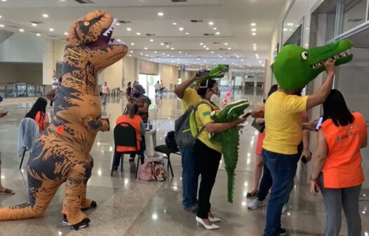 Profissionais de saúde se fantasiam de jacaré e dinossauro para tomar segunda dose da vacina contra a covid em Fortaleza