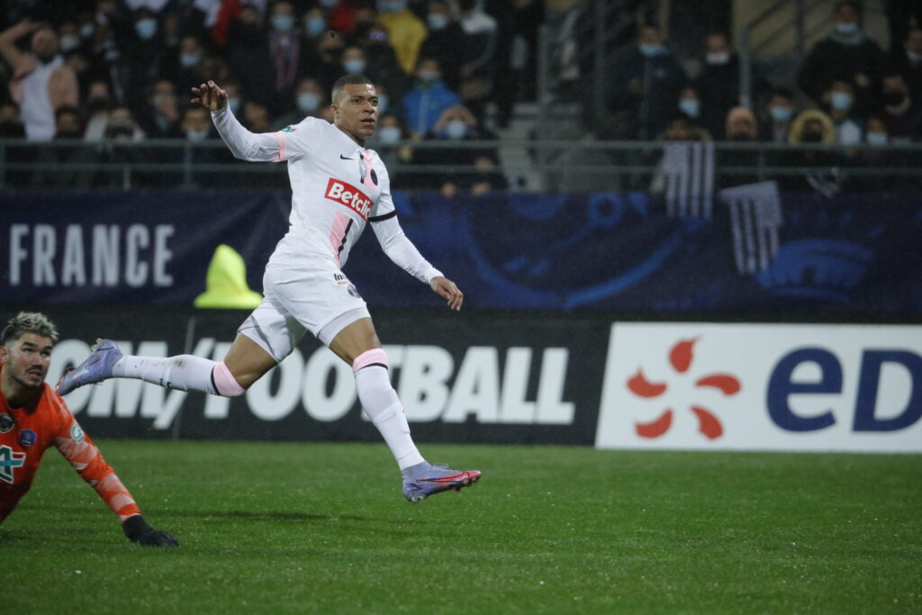 Mbappé marca três gols e comanda a classificação do PSG para as oitavas de final da Copa da França