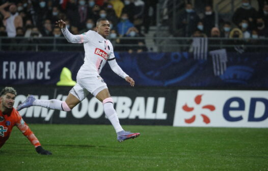 Mbappé marca três gols e comanda a classificação do PSG para as oitavas de final da Copa da França