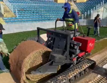 Novo gramado do estádio Presidente Vargas começa a ser aplicado; saiba quando o PV deve ser reaberto