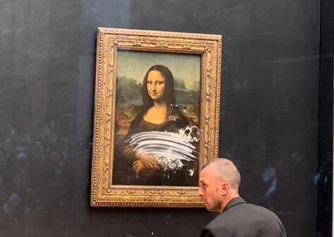 Quadro da Monalisa é atacado por visitante no Museu do Louvre, em Paris