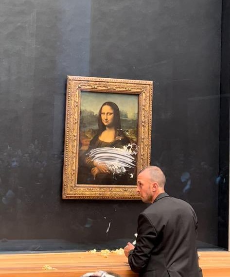 Quadro da Monalisa é atacado por visitante no Museu do Louvre, em Paris