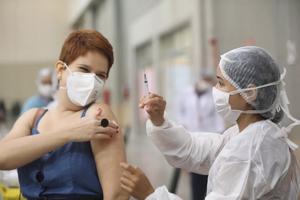 Quarta dose da vacina contra Covid-19 é liberada para público acima de 18 anos em Fortaleza