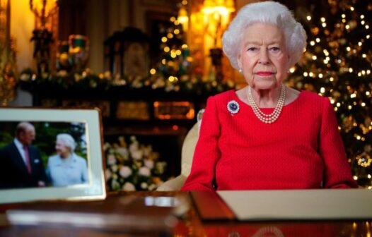 Sozinha, Rainha Elizabeth II grava seu primeiro discurso de Natal sem Philip