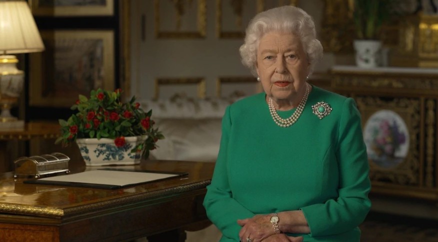 Rainha Elizabeth II testa positivo para Covid-19: “sintomas leves de resfriado”