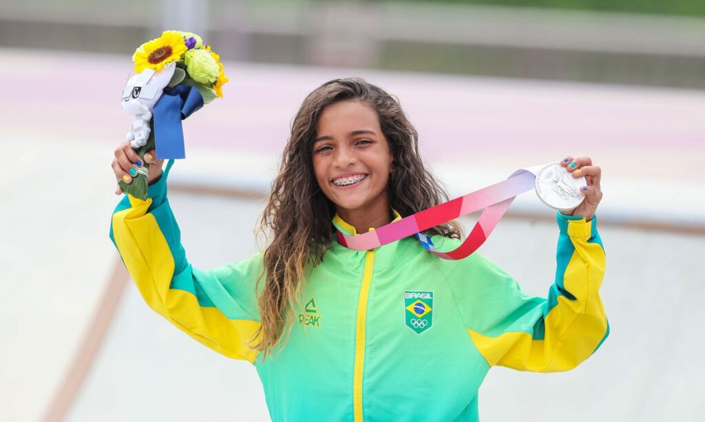 Olimpíada: Rayssa Leal, a Fadinha, faz história e conquista prata no skate street