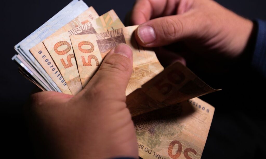 Salário mínimo poderá subir para R$ 1.200 em 2022