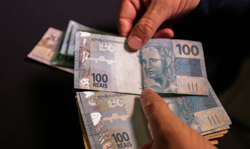 Auxílio Brasil, novo Bolsa Família, deve começar a ser pago em novembro