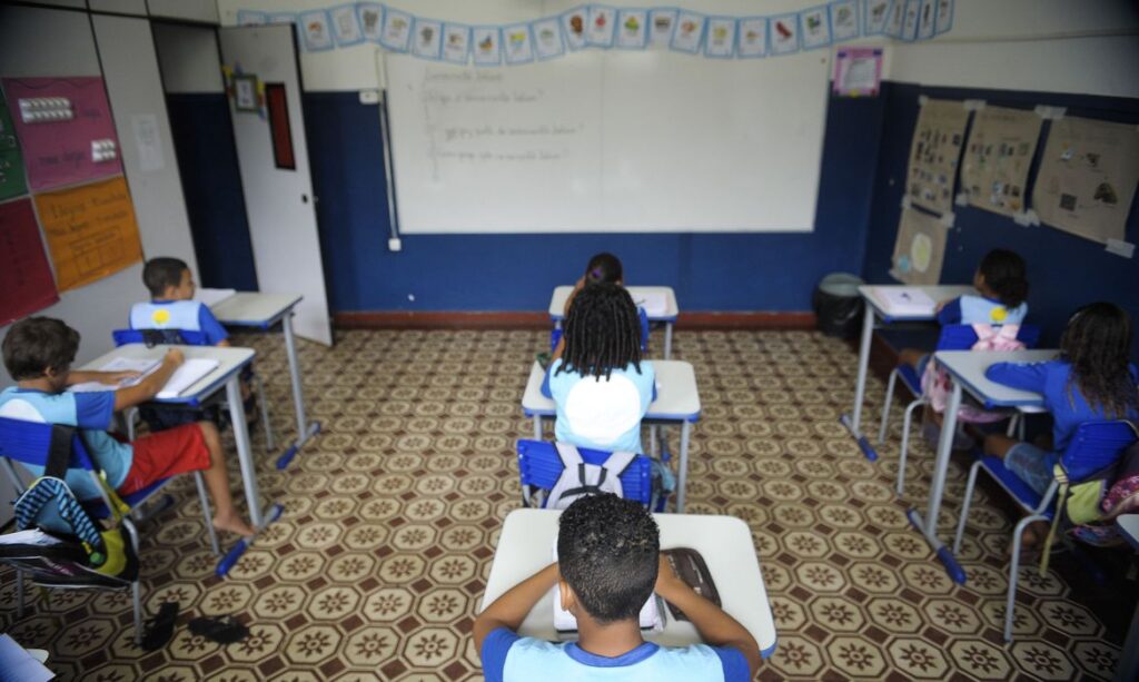 60 municípios cearenses se posicionam contra o retorno às aulas presenciais