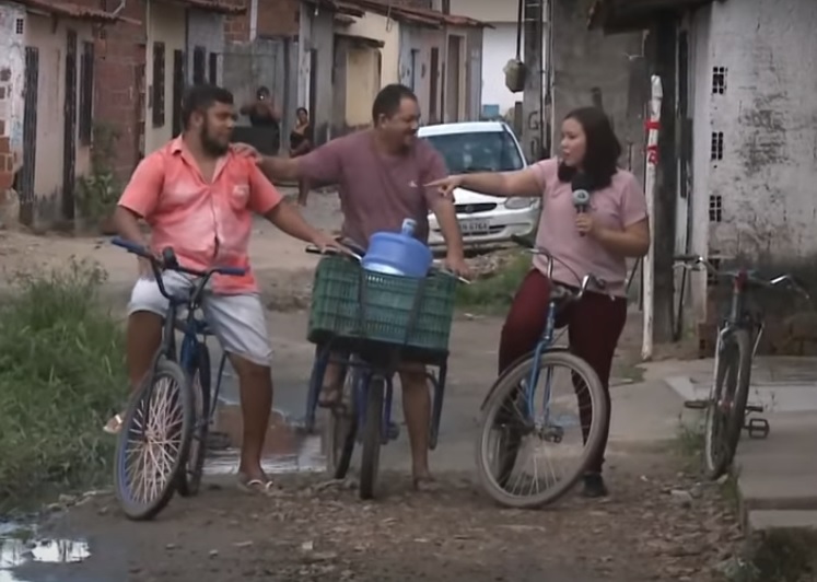 Repórter do Grupo Cidade enfrenta rua esburacada de bicicleta