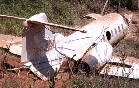 Avião cai em barranco durante pouso e deixa feridos em MG