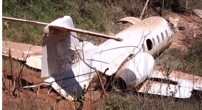 Avião cai em barranco durante pouso e deixa feridos em MG