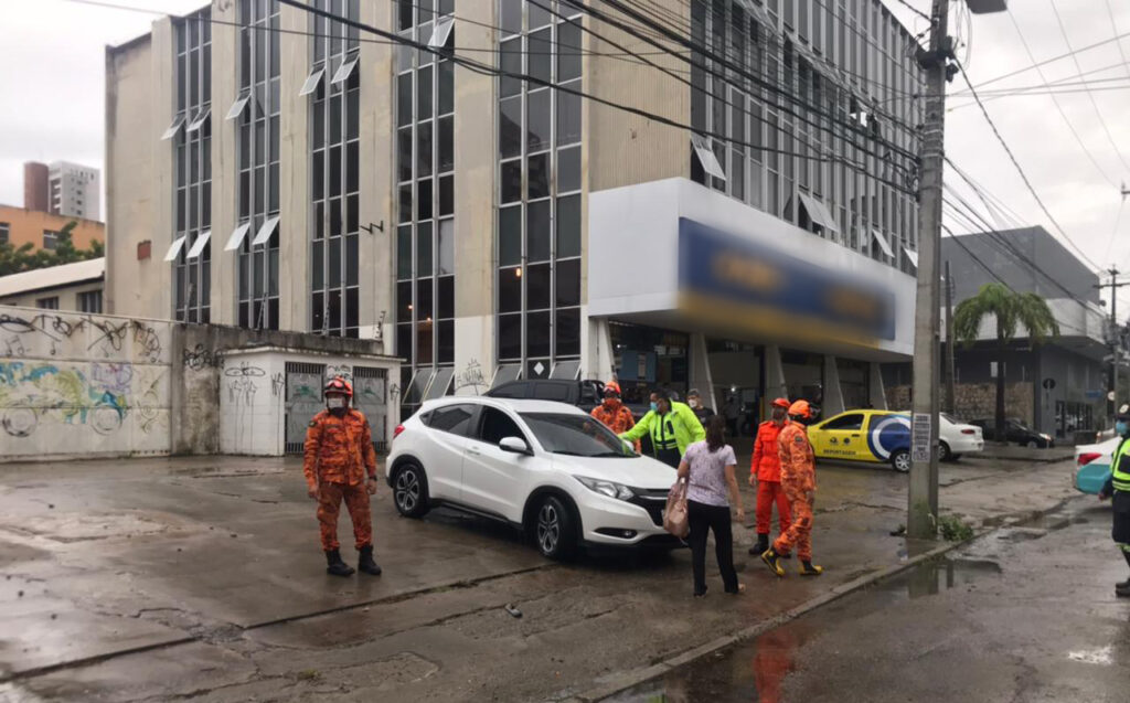 Médica é resgatada do próprio carro após ficar presa em alagamento em Fortaleza