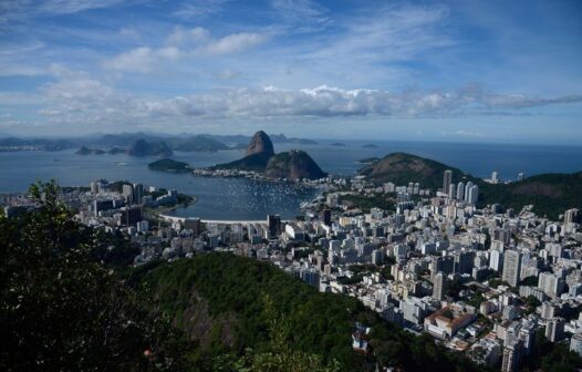 Casa de três andares desaba e deixa um morto e três feridos no Rio