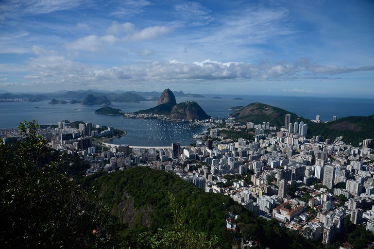 Casa de três andares desaba e deixa um morto e três feridos no Rio