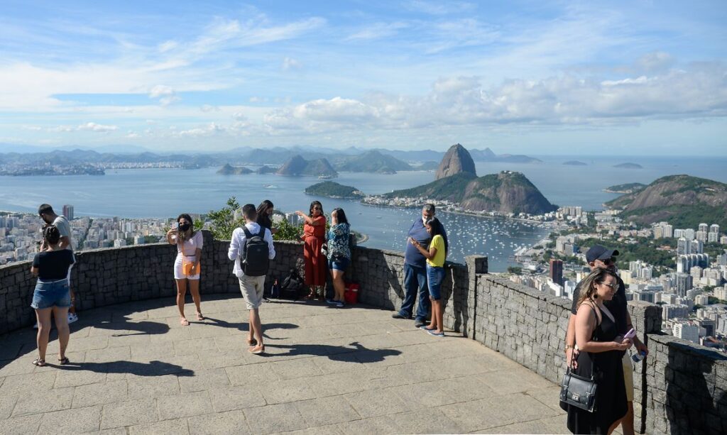 Rio de Janeiro vai liberar lotação máxima de cinemas, casas de festas e shoppings