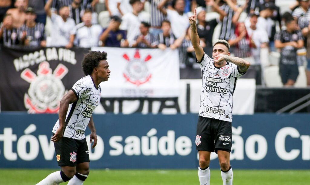 Sob olhares do novo técnico, Corinthians vence Bragantino no Paulista