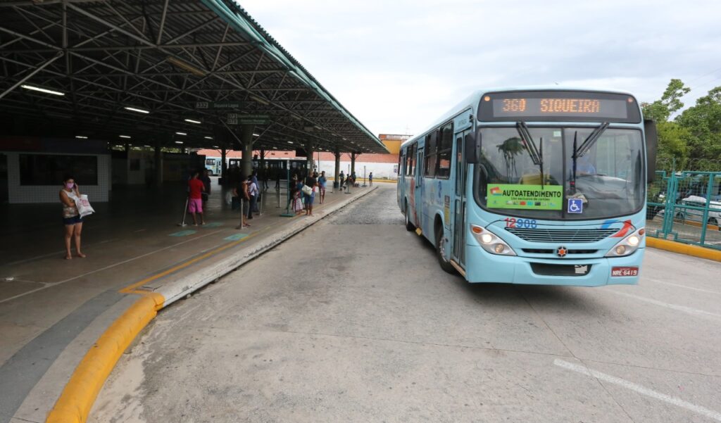 Gasolina mais cara faz pessoas trocarem carro por ônibus, prova estudo