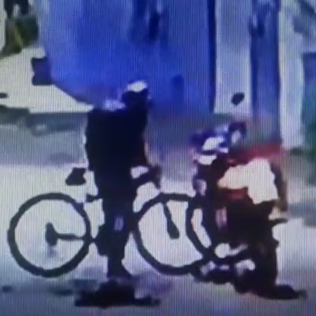 Na Aldeota, homem rouba jovens e carrega bicicleta em cima de moto