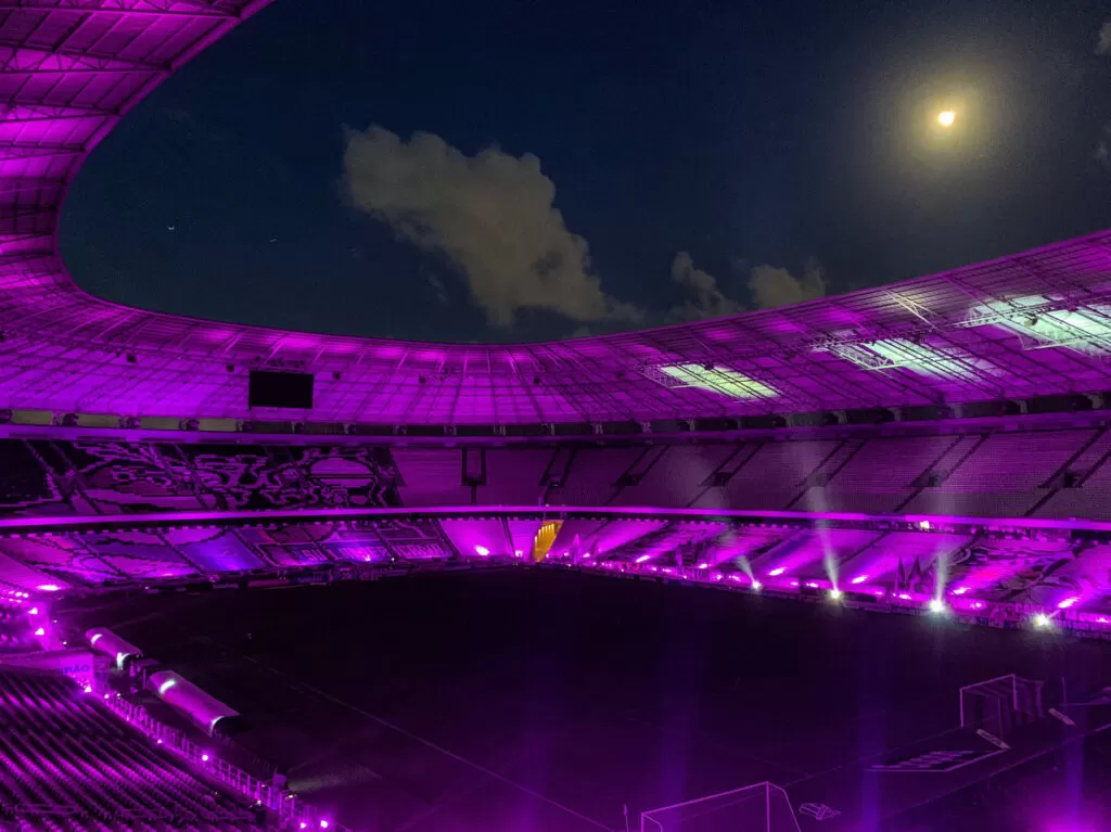 Arena Castelão ganha iluminação roxa em homenagem à torcida do Ceará