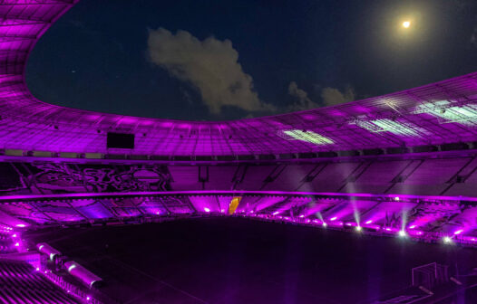 Arena Castelão ganha iluminação roxa em homenagem à torcida do Ceará