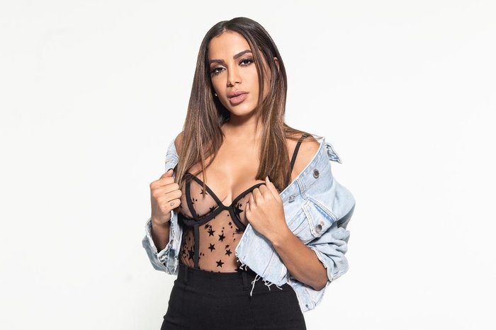 Anitta faz campanha para jovens tirarem título de eleitor este ano: “A gente muda o presidente”