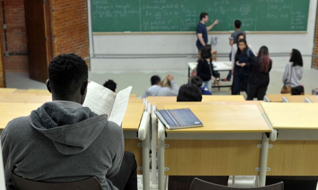 Debate aponta que Brasil precisa atrair estudantes de volta à escola