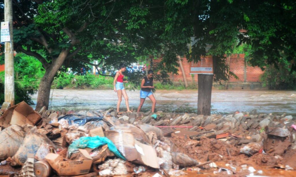 Chuvas deixam 63 cidades em situação de emergência em Minas