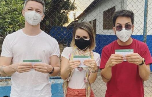 Sandy, Júnior e Lucas Lima são vacinados contra a covid-19 em Campinas