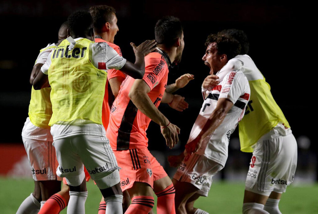 São Paulo faz 3 a 0 no Atlético-MG e volta a abrir 7 pontos na liderança