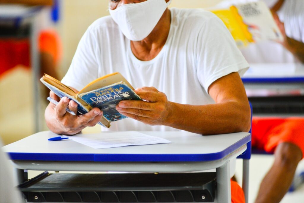 Projeto recebe doação de livros para ampliar leitura de internos