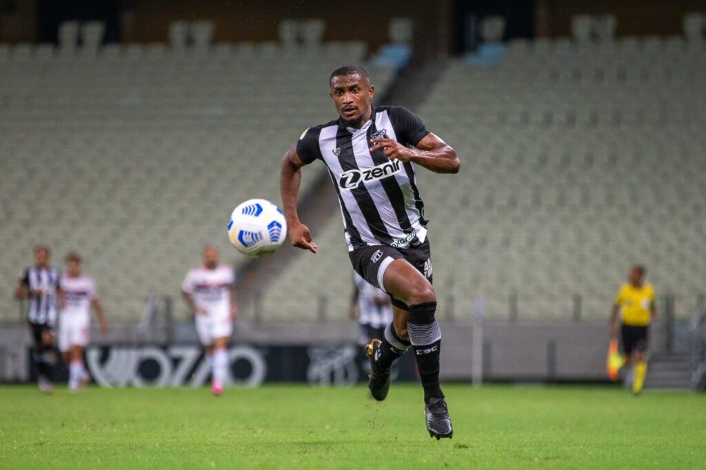 Ceará enfrenta o Bragantino nesta quinta-feira (1º) pelo Brasileirão; saiba onde assistir