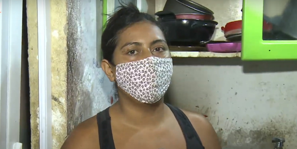 ‘Se não for pra lá a gente não come’, diz mãe que aparece em vídeo procurando comida em caminhão de lixo em Fortaleza