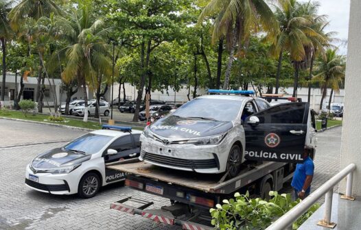 Agentes apreendem carro clonado da polícia em operação no Rio