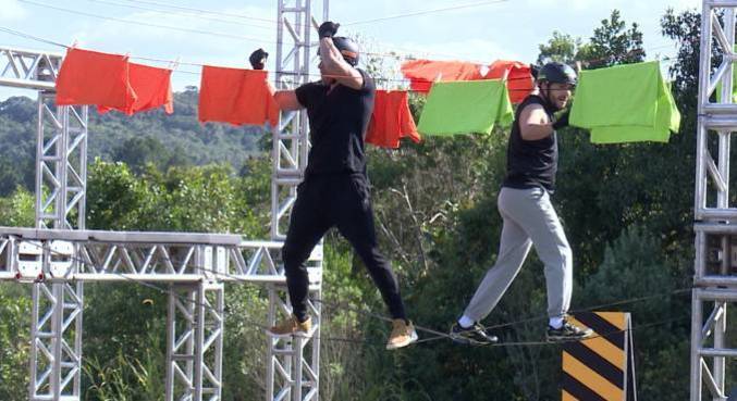 Power Couple Brasil: homens precisam se equilibrar em cordas suspensas para retirar roupas de um varal