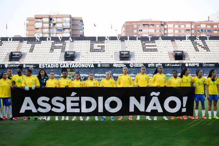 Com manifesto contra assédio, seleção feminina vence a Rússia em amistoso pré-Olimpíada