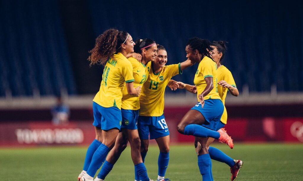 Seleção feminina de futebol bate a Zâmbia e pega o Canadá nas quartas