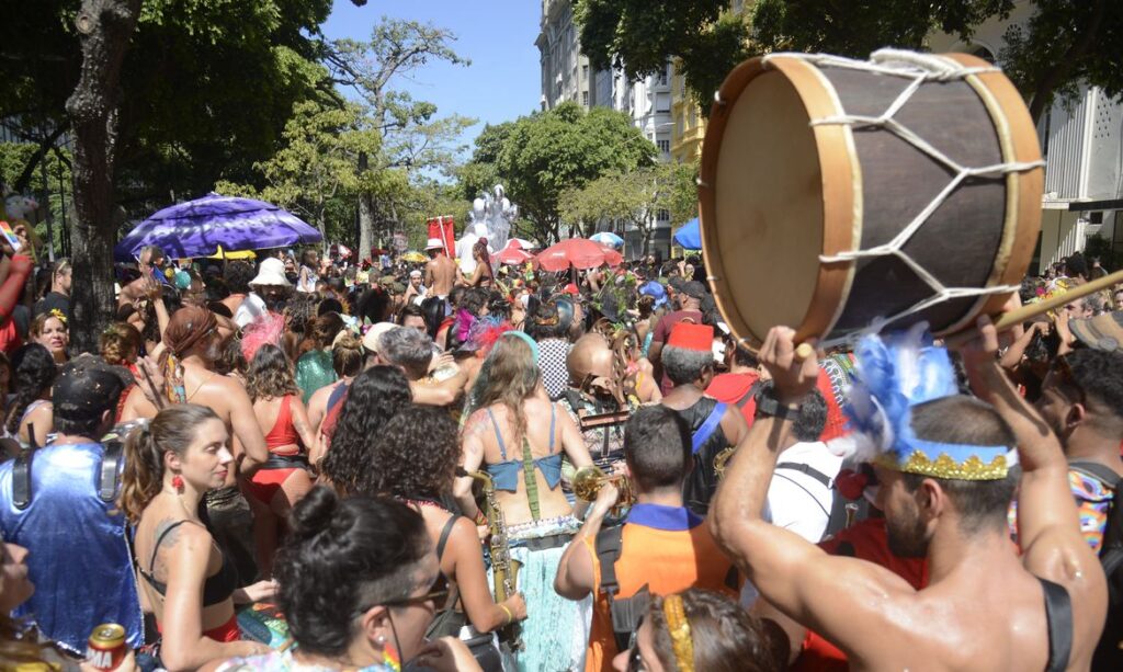 Sem autorização, blocos de Carnaval desfilam no Centro do Rio de Janeiro