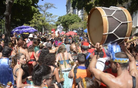 Sem autorização, blocos de Carnaval desfilam no Centro do Rio de Janeiro