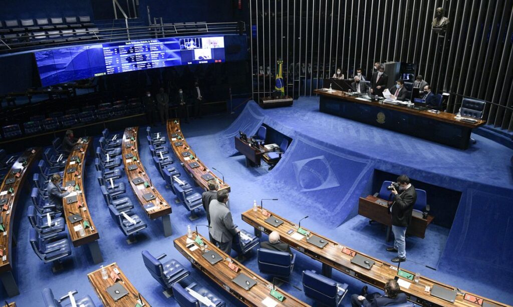 Senado aprova que 5 universidades federais contratem durante pandemia