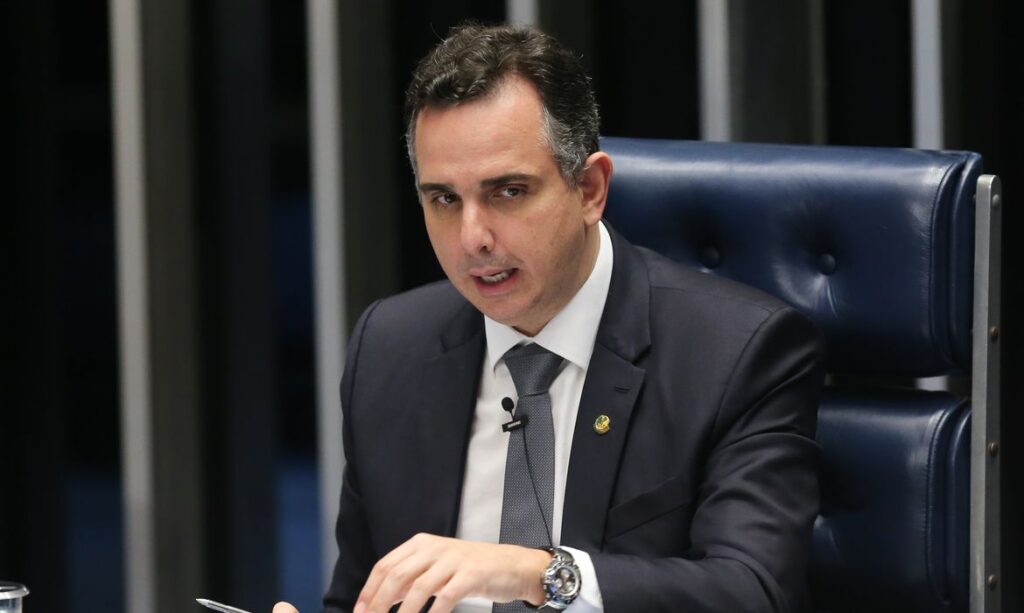 Senado devolve MP de Bolsonaro que dificulta exclusão de conteúdos de redes sociais