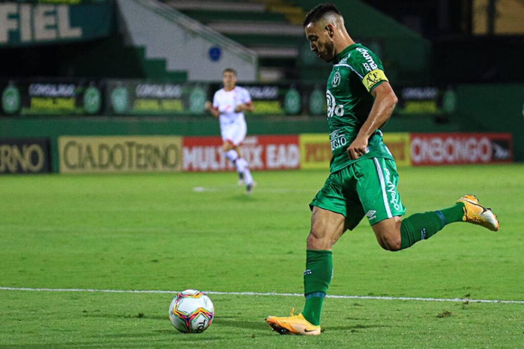 Série B: Guarani derrota Confiança e segue na briga pelo acesso