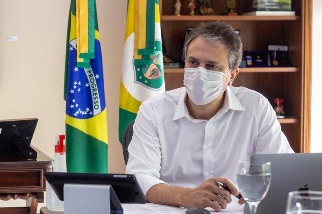 Servidor do Ceará que recusar vacina poderá ser punido, anuncia Camilo Santana