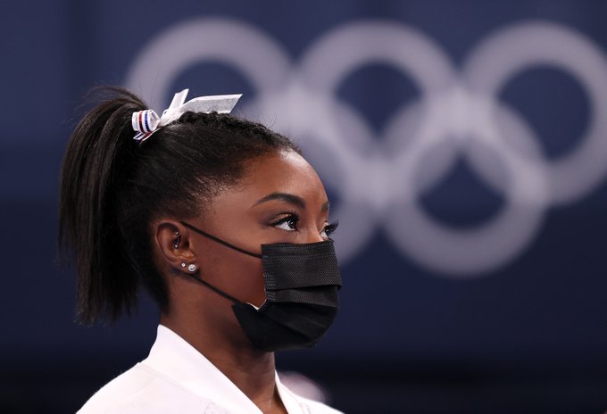 Presidente do Comitê Olímpico Internacional elogia coragem de Simone Biles